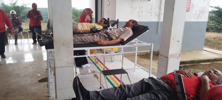 DONOR DARAH—Sejumlah peserta melakukan akasi donor darah massal dari beberapa pihak demi mencukupi kebutuhan darah di Solok Selatan.