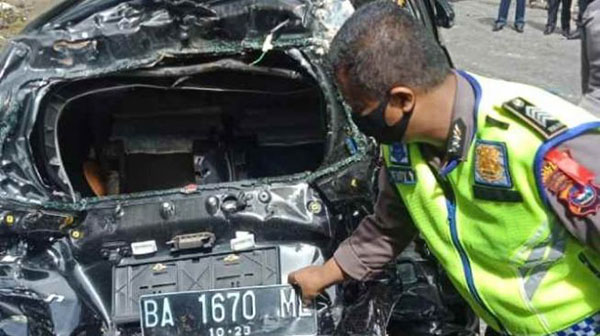 Kecelakaan Beruntun di Lembah Anai, Satu Tewas, 3 Luka-luka 1 KECELAKAAN— Kondisi salah satu mobil yang ringsek
usai mengalami kecelakaan beruntun di Lembah Anai, Kabupaten Tanahdatar.