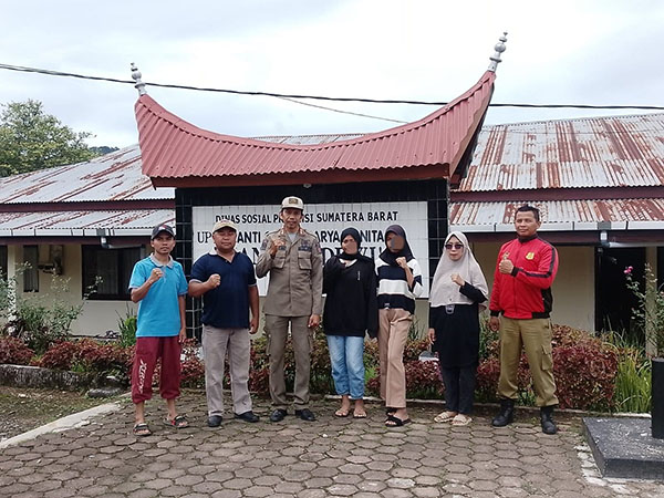 Keluyuran, Dua ABG Putri Diamankan Satpol PP Tanahdatar 1 PEMBINAAN —Dua remaja ABG saat diberada di Panti Andam Dewi Arosuka, Kabupaten Solok untuk dilakukan pembinaan.