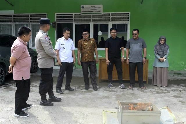 Kemenag Limapuluh Kota Musnahkan Buku dan Kartu Nikah 1 PEMUSNAHAN— Kepala Kantor Kemenag Limapuluh Kota, H.Irwan menyaksikan pemusnahan buku dan kartu nikah yang sudah kedaluarsa.