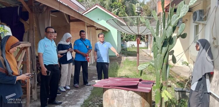 Dinas PUPR Cek Kerusakan Gedung Kemenag Pariaman 1 KERUSAKAN GEDUNG— Kepala Kantor Kementerian Agama Kota Pariaman, H. Rinalfi beserta pejabat lainnya menerima kunjungan tim dari Dinas PUPR Kota Pariaman, yang melakukan penilaian kerusakan gedung kantor Kemenag.