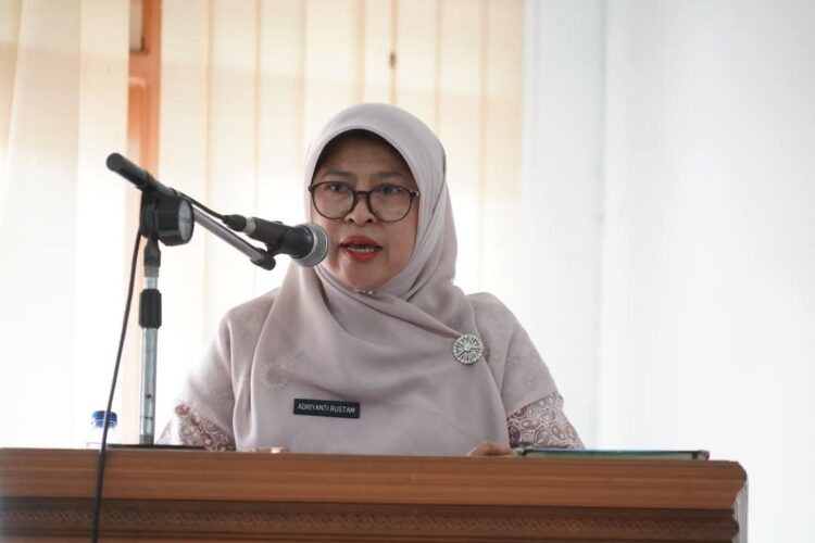 Eka Putra Ajak Stakeholder Sukseskan Program Nasional 1 SAMPAIKAN— Kepala Baperlitbang Adriyanti Rustam menyampaikan sasaran Pembangunan Nasional.