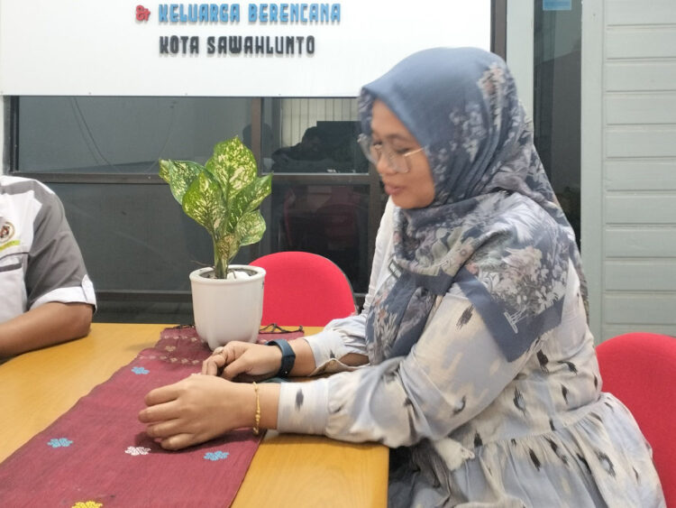 Dinkes Kebut Program CKG, dr. Ranu Vera: Ada Puluhan Warga yang Terdeteksi Terkena HIV/AIDS 1 MENGHADIRI—Kepala Dinas Kesehatan Pengendalian Penduduk dan Keluarga Berencana Sawahlunto dr. Ranu Vera. saat menghadiri acara kemarin.