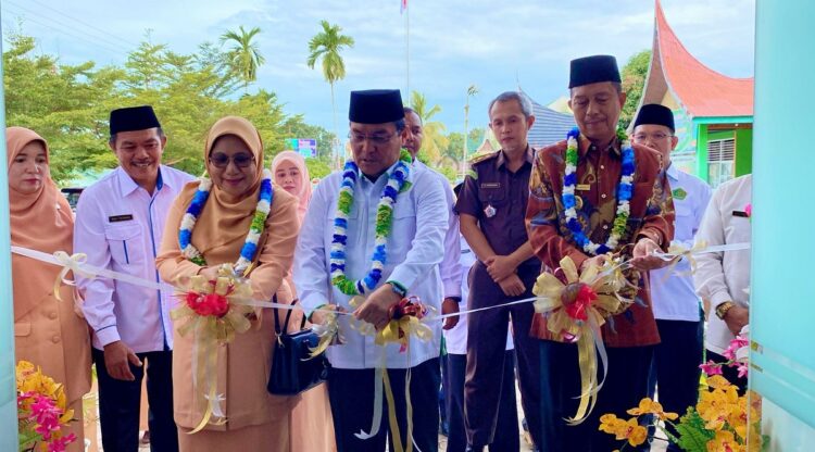 RESMIKAN—Kepala Kantor Wilayah (Kanwil) Kemenag Provinsi Sumatera Barat, Mahyudin didampingi Wakil Bupati Pasaman Barat, Risnawanto.saat meresmikan  geudng pusat layanna haji dan umrah terpadu.