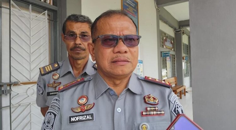 KETERANGAN PERS—Kepala LPKA Kelas II B Payakumbuh Nofrizal saat memberikan keterangamn pada wartawan.