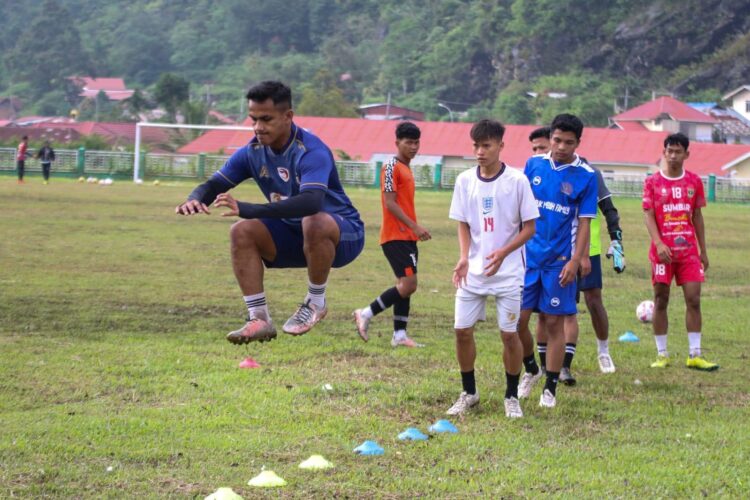 Kerangka Tim PSPP Semakin Terbentuk untuk Liga 4 Sumbar 1 LATIHAN—Tim Persatuan Sepak Bola Padang Panjang (PSPP) untuk menghadapi Liga 4 Sumatera Barat musim 2025 sedang latihan fisik.