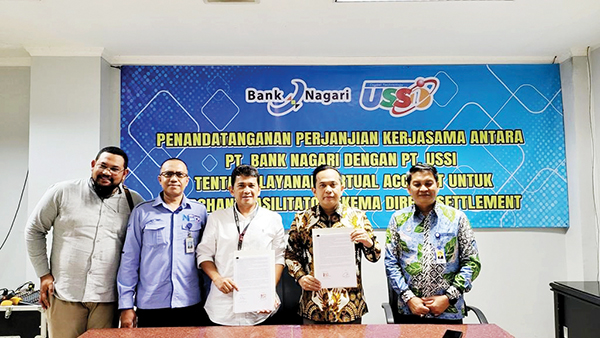 KERJA SAMA— Direktur Utama Bank Nagari Gusti Candra melakukan penandatangan kerja sama dengan PT USSI, di Bank Nagari Kantor Cabang Jakarta, Rabu (19/2).
