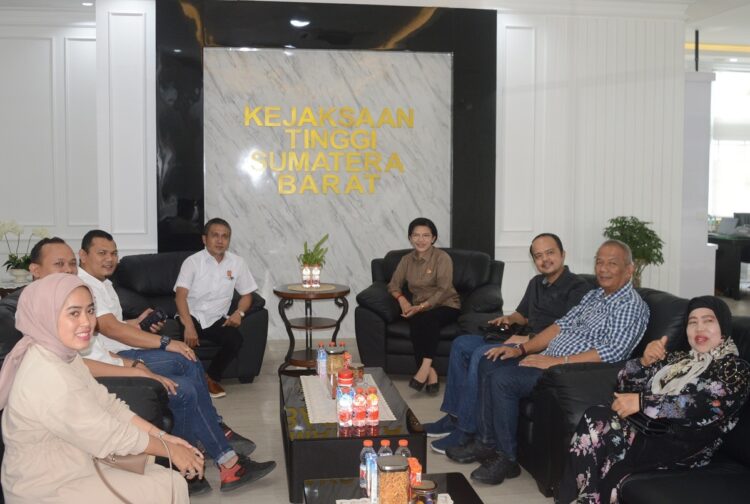 Syukuran DPD REI ke 53 Ditabuh, “Propertinomic Sukseskan 3 Juta Rumah” 1 AUDENSI—Ketua DPD REI Sumbar H. Satria Eka Putra bersama pengurus melakukan Audiensi dengan Kejaksaan Tinggi (Kajati) Sumatera Barat, Yuni Daru Winarsih, S.H., M.Hum