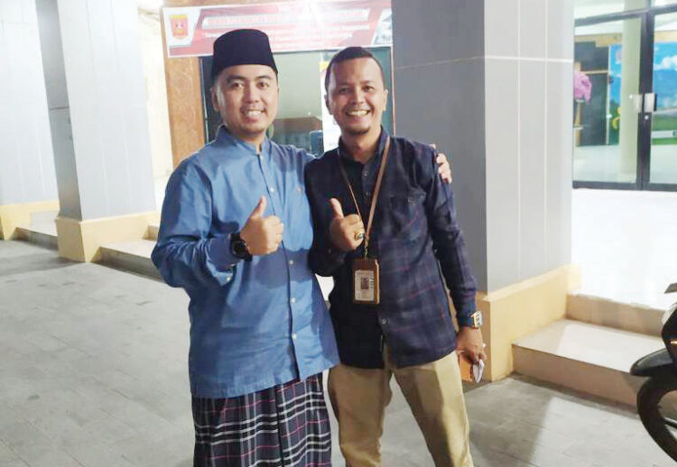 Ketua DPRD: Silaturahmi dengan Wartawan Penting untuk Kemajuan Daerah 1 SILATURAHMI— Ketua DPRD Agam, Ilham bersama wartawan Harian POSMETRO PADANG, Pery Rahman saat bersilaturahmi.
