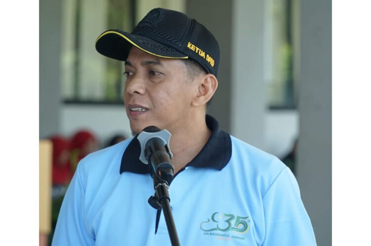 Ketua DPRD Apresiasi Jalan Sehat YPI Raudatul Jannah 1 SAMPAIKAN—Ketua DPRD Kota Payakumbuh, Wirman Putra saat menyampaikan sambutan dalam acara jalan sehat YPI Raudatul Jannah.