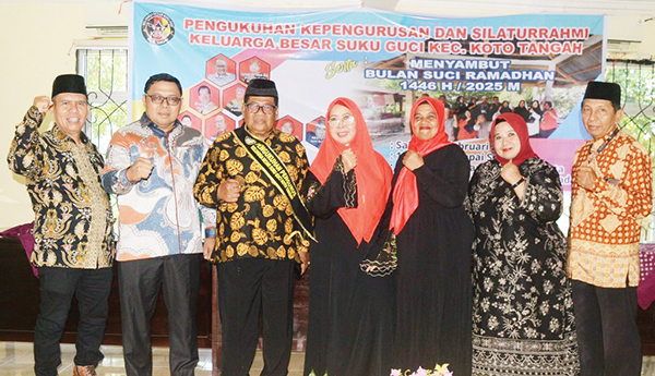 Pengurus Keluarga Besar Suku Guci Kecamatan Koto Tangah Dikukuhkan 1 PENGUKUHAN PENGURUS— Panghulu Suku Guci Koto Tangah H. Sofyan, SH Datuk Bijo melakukan pengukuhan Kepengurusan dan Silaturahmi Keluarga Besar Suku Guci Kecamatan Koto Tangah, Sabtu (15/2) di Balai Pembibitan dan Agrowisata, Lubuk Minturun.