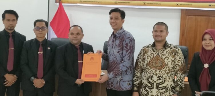 Rapat Pleno Terbuka, KPU Tetapkan Wako dan Wawako Terpilih Tahun Pemilihan 2024 1 SERAHKAN SK PENETAPAN— Ketua KPU Sawahlunto Hamdani serahkan SK Penetapan Riyanda Putra dan Jeffry Hibatullah sebagai Walikota dan Wakil Walikota Sawahlunto tahun 2025-2030.