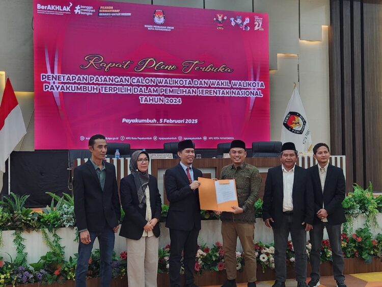 Zulmaeta-Elzadaswarman Sah Pimpin Payakumbuh Periode 2025-2030 1 SERAHKAN—Ketua KPU Kota Payakumbuh Wizri Yasir didampingi komisioner lainnya menyerahkan salinan putusan kepada DPRD Kota Payakumbuh.