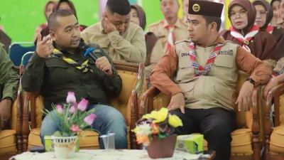 Ketua Kwarcab Sambut Kwarda Sumbar 1 BINCANG—Ketua Kwarda Sumbar Audy Joinaldy, bincang-bincang dengan Ketua Kwarcab Kota Solok Ramadhani Kirana Putra.
