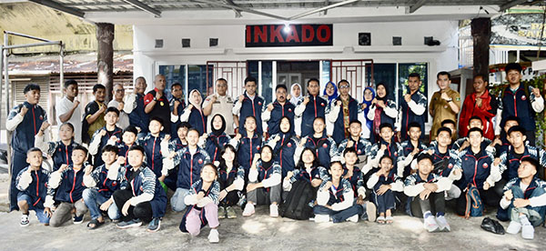 Dilepas oleh Ketum Inkado Evi Yandri, Sumbar Kirim Kontingen Karate-Do ke Kejurnas di Jakarta 1 PELEPASAN ATLET— Indonesia Karate-Do Pengurus Provinsi (INKADO) Sumatera Barat resmi melepas keberangkatan kontingen untuk mengikuti Kejuaraan Nasional (Kejurnas) Inkado yang digelar di Jakarta.