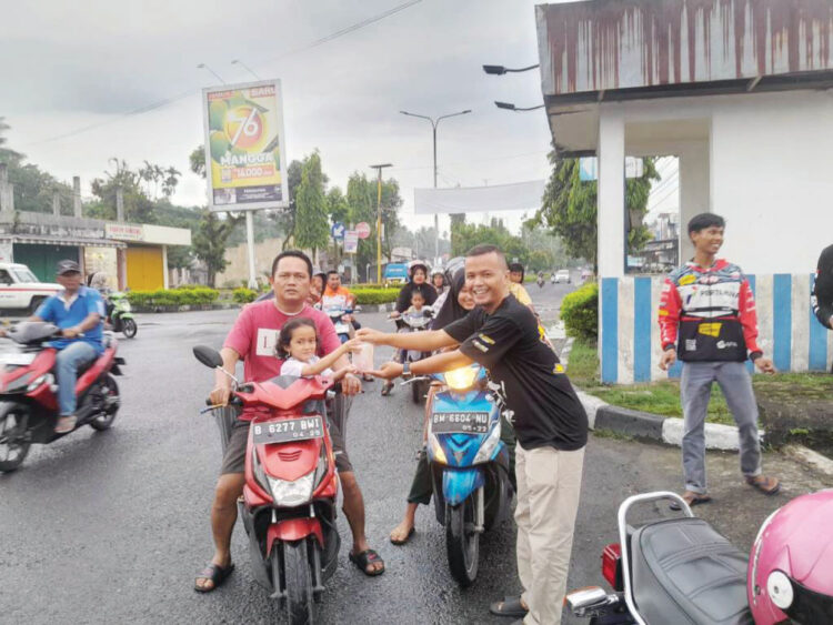 Yamaha King Lubuk Basung Club, Komunitas Motor yang Menginspirasi dengan Aksi Sosial dan Kebersamaan 1 KONTRIBUSI NYATA— Komunitas Yamaha King Lubuk Basung Club (YKLC) telah membuktikan bahwa dunia otomotif tak hanya soal kecepatan, tetapi juga tentang kebersamaan dan kontribusi nyata bagi masyarakat.