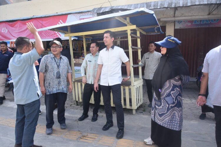 Kepala BPPW Sumbar Kunjungi Pembangunan Plaza Terminal, Maria: Kritikan Masyarakat Bakal Ditindaklanjuti 1 TINJAU—Penjabat (Pj) Wali Kota Sawahlunto Fauzan Hasan, bersama Wali Kota dan Wakil Wali Kota Sawahlunto terpilih Riyanda Putra, S.IP dan Jeffry Hibatullah mendampingi Kepala Balai Prasarana Permukiman Wilayah (BPPW) Sumatera Barat, Maria Doeni Isa, S.T, MM, meninjau hasil pembangunan plaza terminal Kota Sawahlunto, pada Jumat (7/2) kemarin.