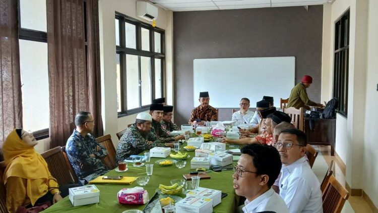 LKAAM Sumbar Matangkan Persiapan Seminar Jilbab 1 SEMINAR JILBAB— Ketua Ketua LKAAM Fauzi Bahar memimpin rapat serta membahas kegiatan seminar tentang Jilbab dengan tema “Jilbab Membawa Perubahan” yang akan diselengarakan pada 26 Februari 2025 di Auditorium UNP, Senin (3/2) di kantor LKAAM Sumbar.