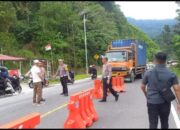 Ruas Jalan Terban di Malibou Anai, Polisi Berlakukan Sistem Buka-Tutup di Jalan Padang- Bukittinggi