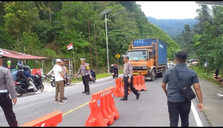 Ruas Jalan Terban di Malibou Anai, Polisi Berlakukan Sistem Buka-Tutup di Jalan Padang- Bukittinggi 1 SISTEM BUKA TUTUP—Telihat beberapa orang petugas Polres padangpariaman saat melakukan sistem buka tutup ruas jalan di Malibo Anai.