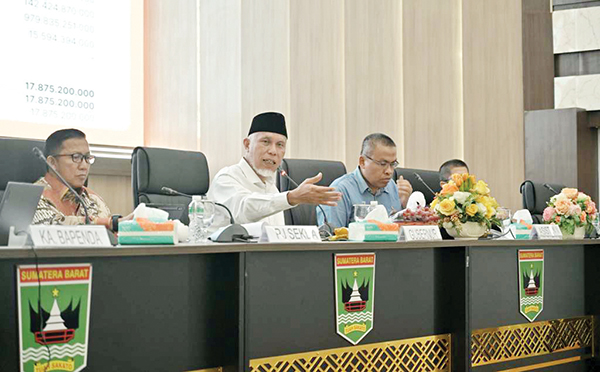 Resmi Diatur SE Gubernur Sumbar, ASN yang Menunggak Pajak, Pembayaran TPP Ditunda 1 RAPAT EVALUASI— Gubernur Sumbar, Mahyeldi Ansharullah, memimpin rapat evaluasi evaluasi terkait capaian target pendapatan 2024 dan kajian potensi serta inovasi untuk pendapatan tahun 2025, di Aula Kantor Gubernur Sumbar, Minggu (9/2).