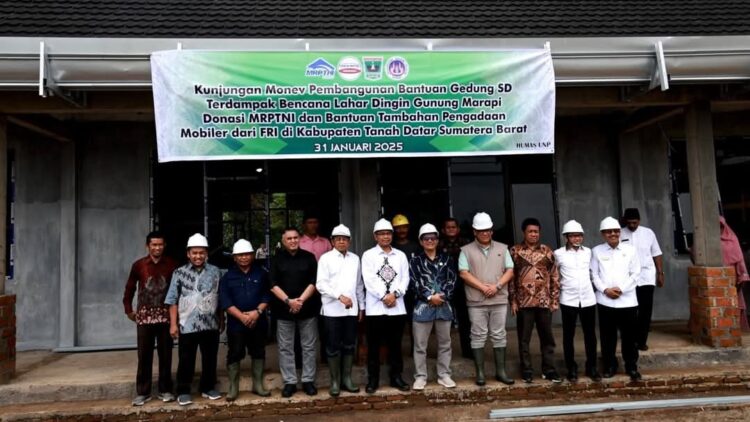 GEDUNG BARU— Bupati Eka Putra foto bersama di depan gedung baru SDN 11 Lawang Mandahiling.