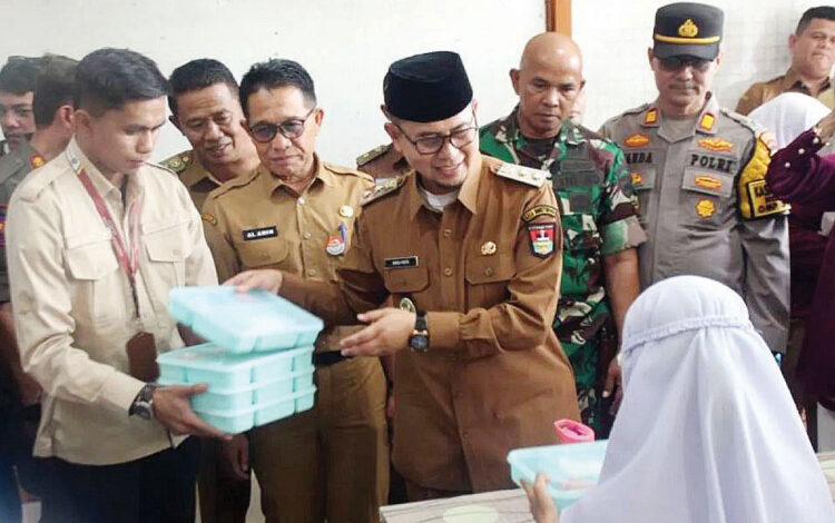 Bukittinggi Mulai Program Makan Bergizi Gratis, 3.233 Pelajar Terima Manfaat Tahap Awal 1 BAGIKAN MAKANAN GRATIS— Wakil Wali Kota Buikittinggi, Ibnu Asis membagikan makanan gratis kepada siswa, Senin (24/2).