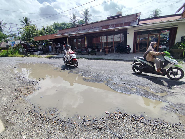 Makin Rusak Parah, Masyarakat Berharap Jalan Payakumbuh-Lintau Diperbaiki Tahun Ini 1 MAKIN RUSAK— Kondisi jalan di ruas jalan Payakumbuh-Lintau makin rusak dan mengkhawatirkan. Banyak titik jalan berlubang dan bisa membahayakan pengendara sepeda motor dan kendaraan lainnya jika tidak diperbaiki.