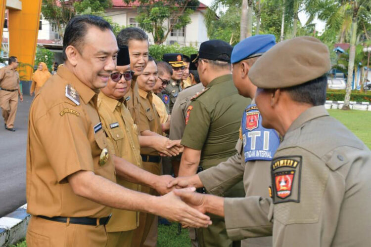 BERSALAMAN— Wakil Bupati Agam, Muhammad Iqbal menyalami ASN dan non ASN Pemkab Agam usai pelaksanaan apel gabungan, Senin (24/2) di halaman Kantor Bupati Agam.