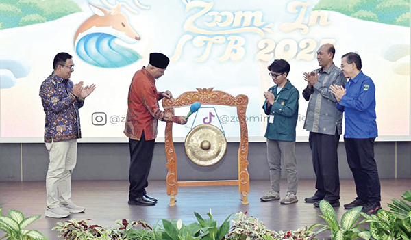 Zoom In ITB 2025, Mahyeldi: Membantu Siswa Sumbar Lebih Siap Masuk Perguruan Tinggi 1 PEMUKULAN GONG— Gubernur Sumbar Mahyeldi Ansharullah melakukan pemukulan gong, tanda dibukanya Zoom In ITB 2025 yang digelar secara serentak di Indonesia, dengan menghadirkan pelajar kelas 3 SMA sebagai peserta, di Auditorium Gubernuran, Minggu (2/2).