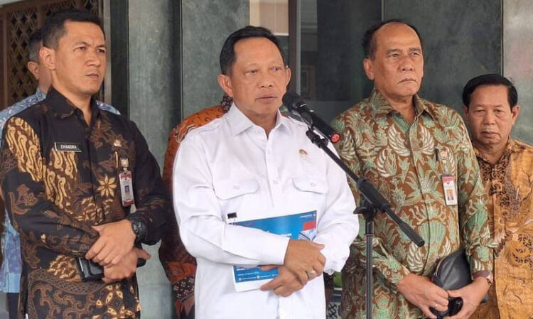 Pelantikan Kepala Daerah Terpilih Ditunda, Mendagri: Kemungkinan 17-20 Februari 1 KONFRENSI PERS— Menteri Dalam Negeri Tito Karnavian saat konferensi pers di kantor Kemendagri, Jakarta Pusat terkait ditundanya pelantikan kepala daerah terpilih.