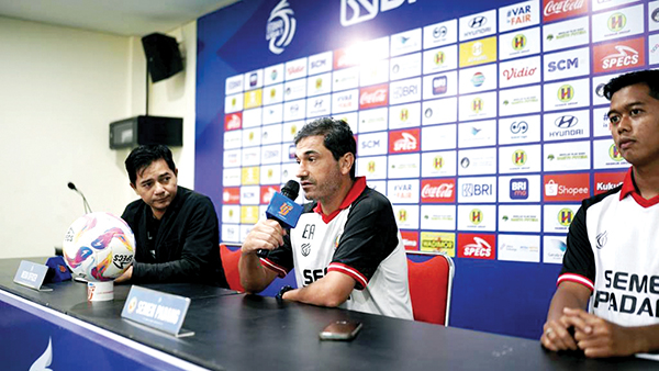 Misi Keluar dari Zona Degradasi!, Semen Padang Hadapi Duel Krusial Kontra Barito Putera 1 KONFERENSI PERS— Pelatih Kepala Semen Padang FC, Eduardo Almeida saat prematch prescon, Jumat (7/2).