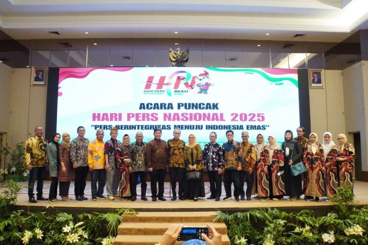 Puncak HPN 2025 di Riau, Momen Merayakan Keberanian, Integritas dan Semangat Juang Insan Pers 1 FOTO BERSAMA— Peserta peringatan Hari Pers Nasional (HPN) 2025 di Pekanbaru, Provinsi Riau foto berswama dihadiri berbagai tokoh penting dari dunia pers, pemerintahan, dan masyarakat di Ballrom Hotel Mutiara Merdeka, Minggu (9/2).