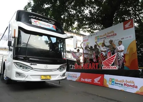 MUDIK BARENG HONDA-Pelepasan bus program Mudik dan Balik Bareng Honda (MBBH) PT AHM yang membawa pemudik menuju kampung halamannya.