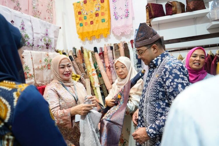 KUNJUNGI STAN— Ny Lise Eka Putra saat menerima kunjungan Menteri E Kraf RI Teuku Riefky Harsya bersama istri ke stan Tanahdatar.