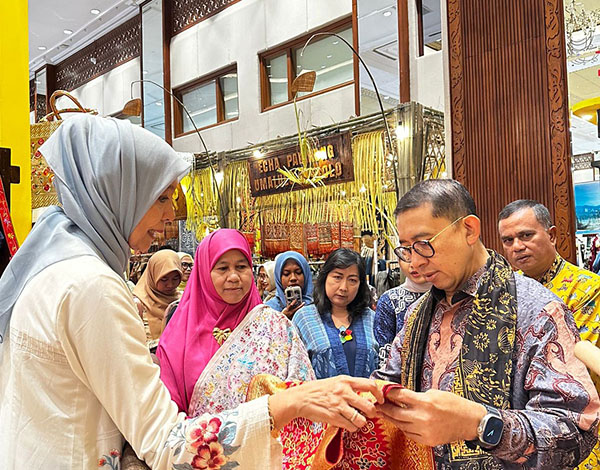 Ketua Dekranasda Sumbar, Hadiri Opening Ceremony INACRAFT 2025 1 HADIRI—Ny. Harneli Mahyeldi yang merupakan Ketua Dewan Kerajinan Nasional Daerah (Dekranasda) Provinsi Sumatera Barat Sumbar menghadiri Opening Ceremony International Handicraft Trade Fair INACRAFT 2025 di Jakarta Convention Center JCC.