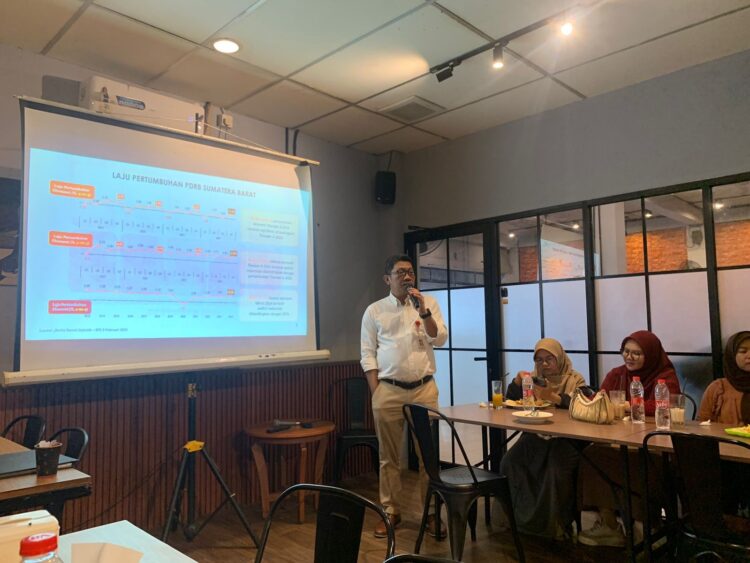 Ekonomi Sumbar Tumbuh Melambat di Triwulan 4 Tahun 2024, OJK: Kontribusi Tertinggi Administrasi Pemerintahan 1 PAPARKAN-Kepala Perwakilan OJK Provinsi Sumbar, Roni Nazra memaparkan kondisi perekonomian Sumbar pada triwulan 4 tahun 2024.