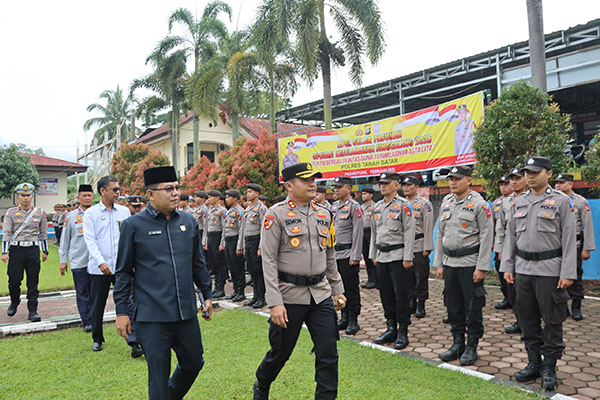 Operasi Keselamatan Singgalang, Tingkatkan Kedisiplinan Lalin Pengendara 1 PEMERIKSAAN PASUKAN— Ketua DPRD Tanahdatar Anton Yondra, mendampingi Kapolres Tanahdatar AKBP Simon Yana Putra memeriksa pasukan Operasi Keselamatan Singgalang 2025.