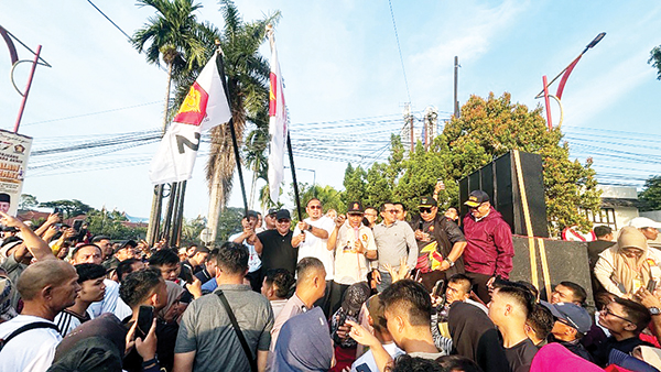 100 Ribuan Orang Ikuti Jalan Sehat HUT ke-17 Partai Gerindra, Berhadiah 6 Umroh, Belasan Motor dan Puluhan Sepera dan Alat Elektronik 1 HUT KE-17 GERINDRA— Sekitar 100 ribuan orang mengikuti acara jalan sehat ulang tahun ke-17 Partai Gerindra di Kota Padang, Minggu (9/2) pagi. Start yang dipusatkan di kawasan GOR H Agus Salim Padang itu, dilepas Ketua DPD Partai Gerindra Sumbar Andre Rosiade bersama Kapolda Sumbar Irjen Pol Gatot Tri Suryanta.