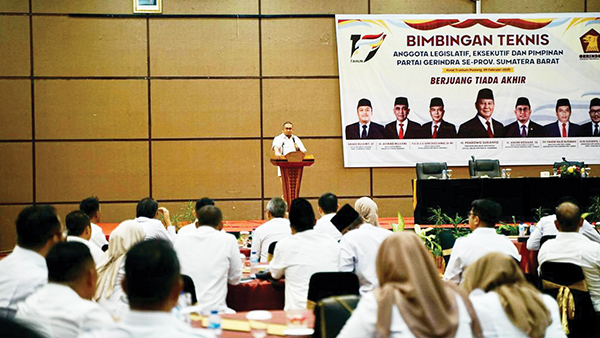 Bimtek DPD Gerindra Sumbar, Andre Rosiade: Satukan Tekad Rebut kembali Kemenangan di Sumbar 1 BIMTEK GERINDRA— Ketua DPD Partai Gerindra Sumbar Andre Rosiade membuka bimtek anggota legislatif dan pimpinan partai Gerindra se-Provinsi Sumbar, di Hotel Truntum Padang, Minggu (9/2).