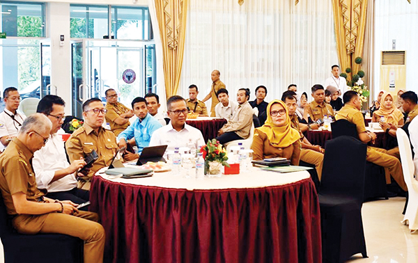 Transformasi Sampah Menjadi Energi, PT Semen Padang-Pemerintah Daerah Gelar Rakor Pengelolaan Sampah 1 RAKOR PENGELOLAAN SAMPAH— Dirut PT Semen Padang Indrieffouny Indra, menghadiri Rakor Pengelolaan Sampah Kota Padang bersama Pemprov Sumbar dan Pemko Padang, di Wisma Indarung, Selasa (11/2).