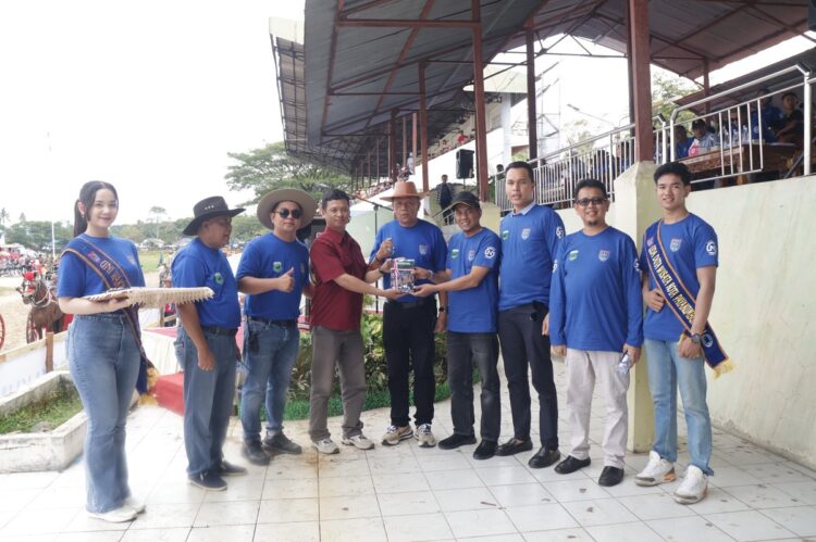Pacu Kuda Geliatkan Ekonomi Masyarakat Payakumbuh 1 PACU KUDA— Ketua DPRD Kota Payakumbuh Wirman Putra bersama Wakil Wali Kota Payakumbuh Elzadaswarman, memberikan hadiah kepada pemenang acu Kuda Wali Kota Cup 2025.
