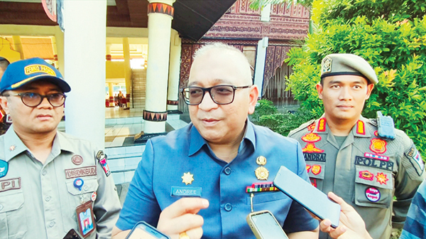 Pascabentrokan, PKL Permindo bakal Direlokasi ke Pasar Raya Blok III 1 WAWANCARA— Pj Wali Kota Andree Algamar saat diwawancara terkait keberadaan PKL Permindo pascabentrokan, usai deklarasi anti tawuran serta balap liar di lapangan RTH Imam Bonjol, Padang. Kamis, (6/2).