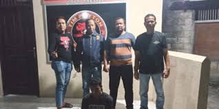 Sakit Hati, Pemuda 24 Tahun Tikam Leher Teman, Korban Minta Tolong ke Polsek, Pelaku Menyerahkan Diri 1 PENIKAMAN—
AL (24) yang menikam leher temannya diamankan
di Mapolsek Lubeg.