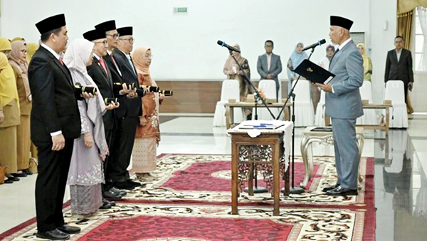 10 Hari Jelang Pelantikan Sebagai Gubernur, Mahyeldi Geser Enam Pejabat Eselon II 1 PELANTIKAN KEPALA OPD— Gubernur Sumbar Mahyeldi Ansharullah, melakukan pelantikan enam pejabat eselon II Pemprov Sumbar, di Auditorium Gubernuran Sumbar, Senin (10/2).