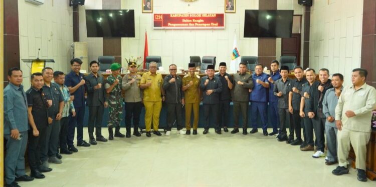 PENGUMUMAN KEPALA DAERAH TERPILIH— Anggota DPRD Solok Selatan foto bersama usai secara resmi mengumumkan penetapan pasangan Calon Bupati dan Wakil Bupati Solok Selatan Terpilih Tahun 2024.