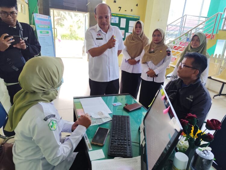 TINJAU—Kepala Dinas Kesehatan saat meninjau simulasi pemeriksaan kesehatan gratis