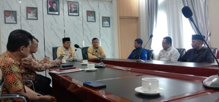 BERTEMU—Bupati Lima Puluh Kota Safaruddin bersama Sekda saat bertemu dengan niniak mamak .