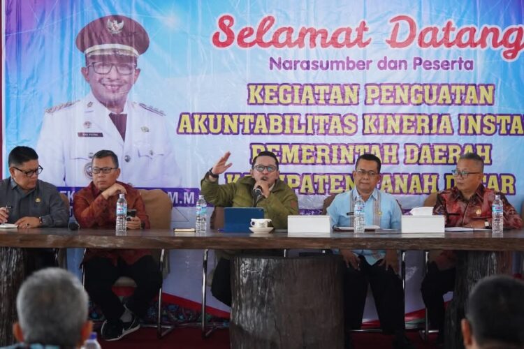 Pemkab Tanah Datar Gelar Giat Penguatan SAKIP 1 BUKA— Bupati Eka Putra didampingi Sekretaris Daerah Iqbal Ramadi Payana saat buka SAKIP.