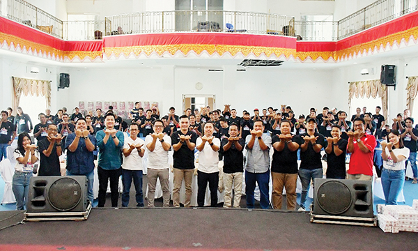 100 Tukang dan Pemilik Toko Bangunan Pasbar Ikuti Pelatihan Aplikasi Produk PT Semen Padang 1 PELATIHAN APLIKASI— Sebanyak 100 tukang bangunan dan pemilik toko mengikuti pelatihan dan demonstrasi mengenai aplikasi semen yang tepat dan efektif yang digelar PT Semen Padang di Pasbar.